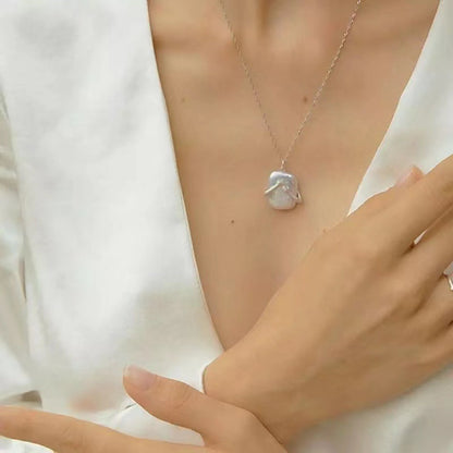 Elegante Halskette mit handverlesener Barockperle in 14K Vergoldung – ein Schmuckstück, das deine Einzigartigkeit zärtlich umarmt.