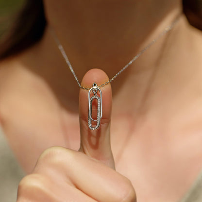 Frau trägt Büroklammer Kette in silber, minimalistischer Schmuck für jeden Tag, verstellbare Länge 40cm