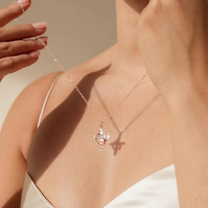Getragene Crowned Faith Kreuzkette – gekröntes Kreuz als Ausdruck von Glaube, Schutz und Hoffnung