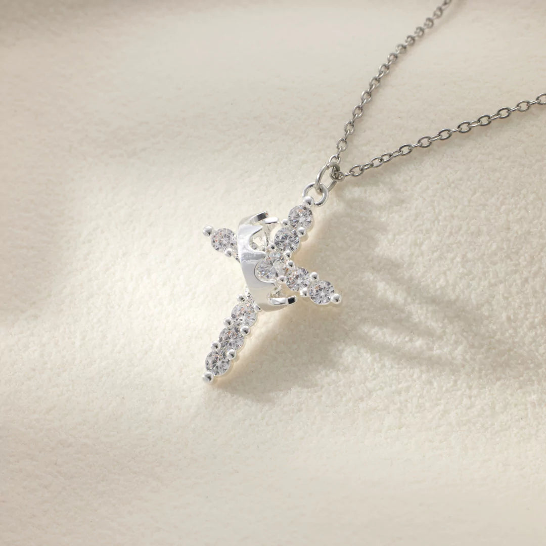 Detail der silberfarbenen Crowned Faith Kreuzkette – Krone über dem Kreuz als Zeichen von Würde und Glauben