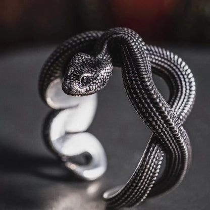 Schwarzer Venom Ring von Swaravo aus Edelstahl – kraftvoll und elegant