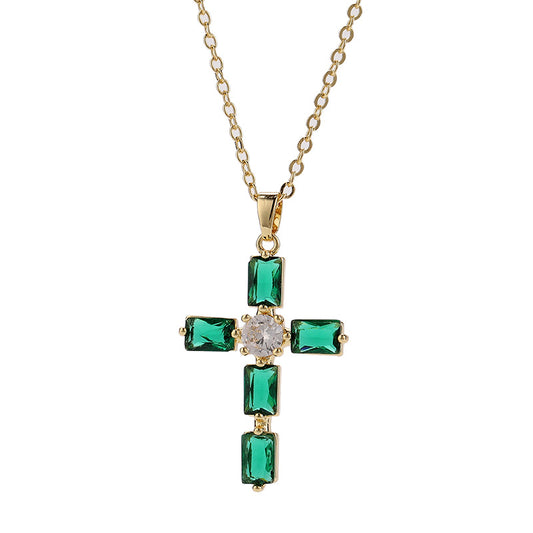 Elegante Kreuzkette für Damen mit funkelnden Emerald Cut Zirkonia-Steinen, in Goldglanz – Schmuckstück mit spiritueller Bedeutung