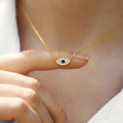 Getragene Evil Eye Halskette im minimalistischen Design für den Alltag