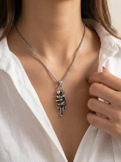 Skull Hug Halskette – Lifestyle Tragebild | Swaravo