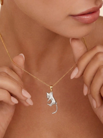 Goldene Hand & Silberkatze – Lifestyle Tragebild | Swaravo