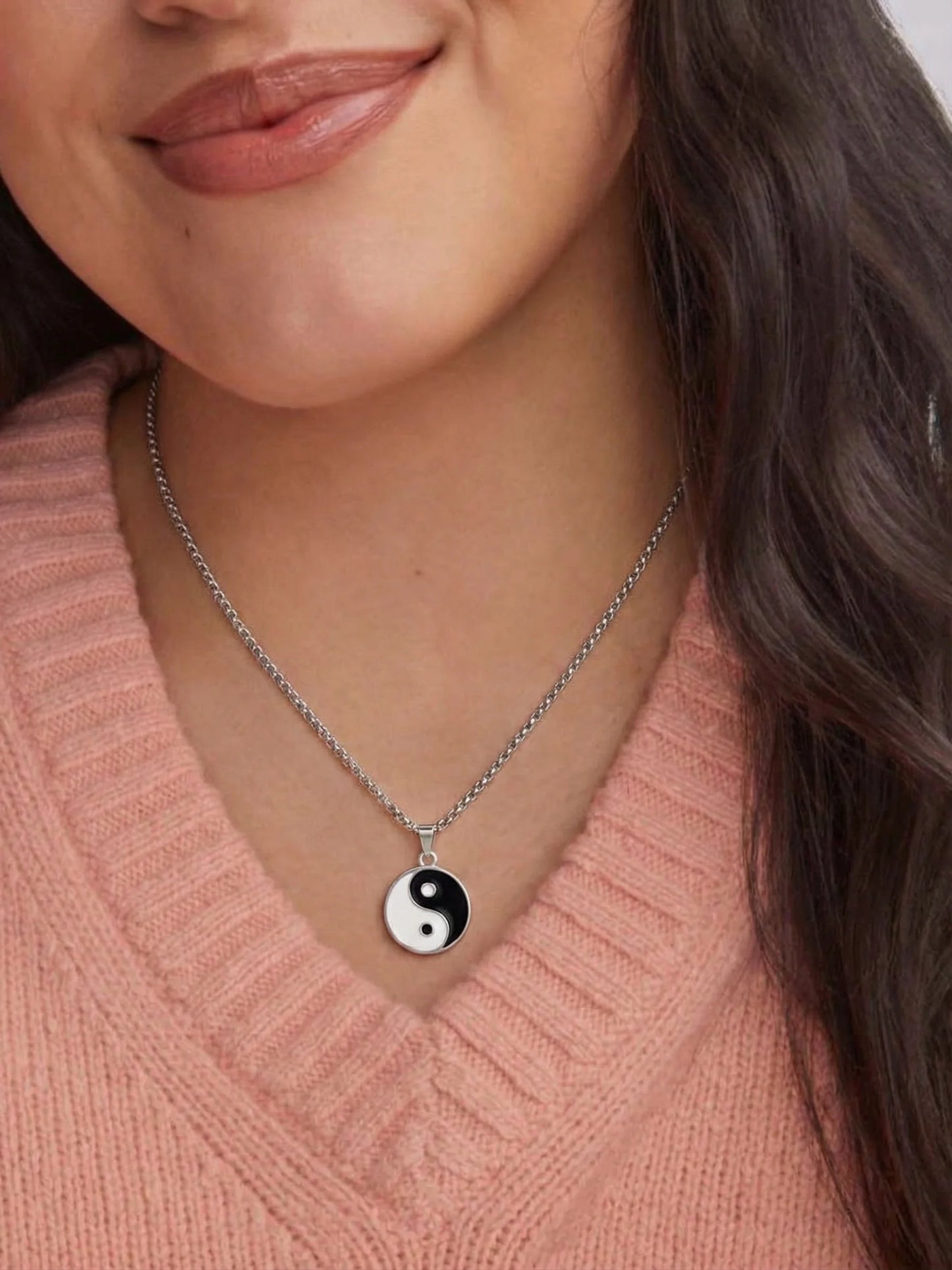 Yin-Yang Balance Halskette – Lifestyle Tragebild | Swaravo