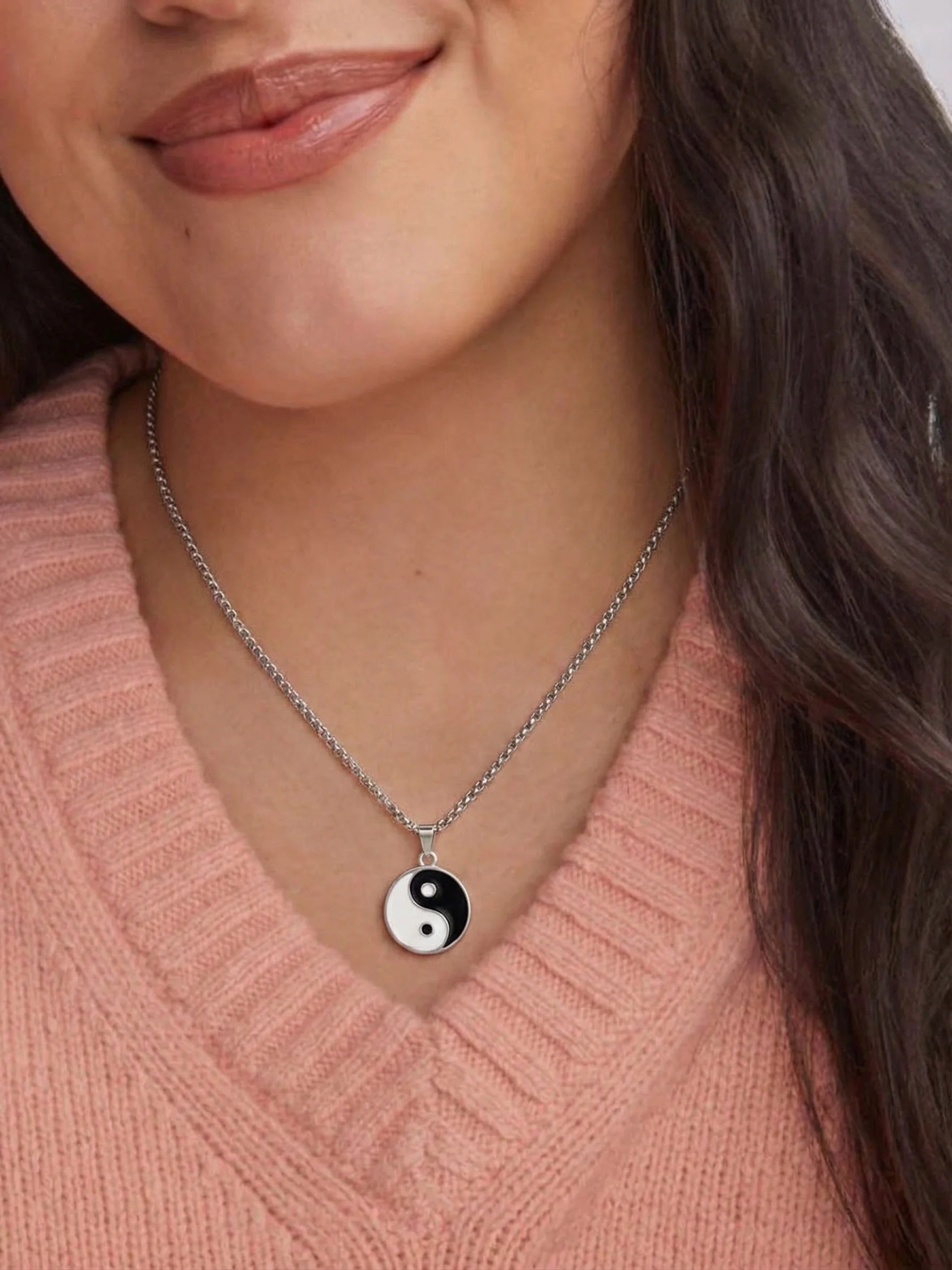Yin-Yang Balance Halskette – Lifestyle Tragebild | Swaravo