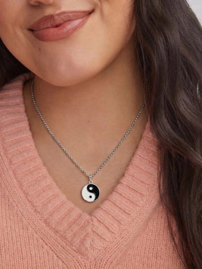Yin-Yang Balance Halskette – Lifestyle Tragebild | Swaravo