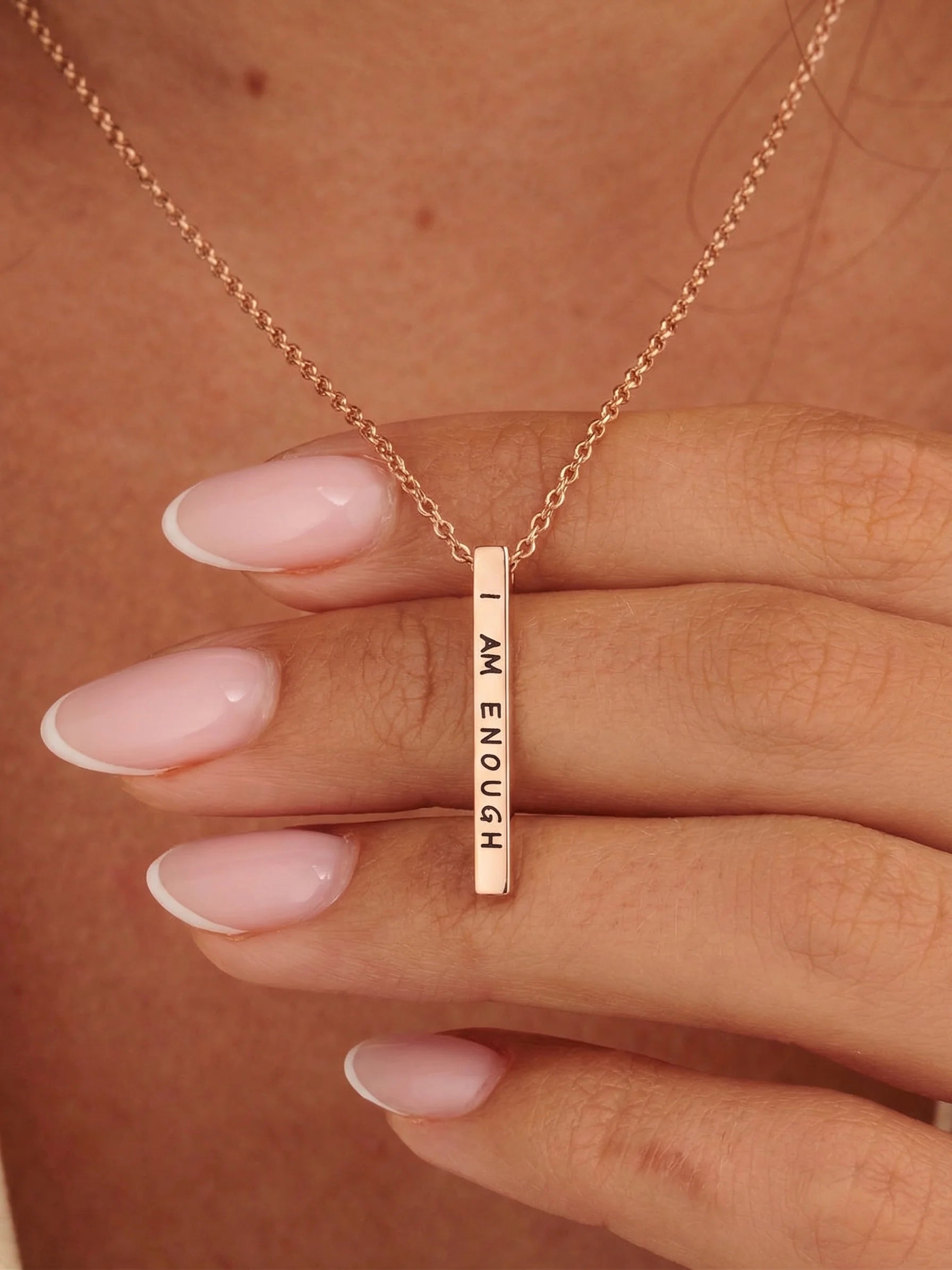 "I Am Enough“ Halskette – Lifestyle Tragebild | Swaravo