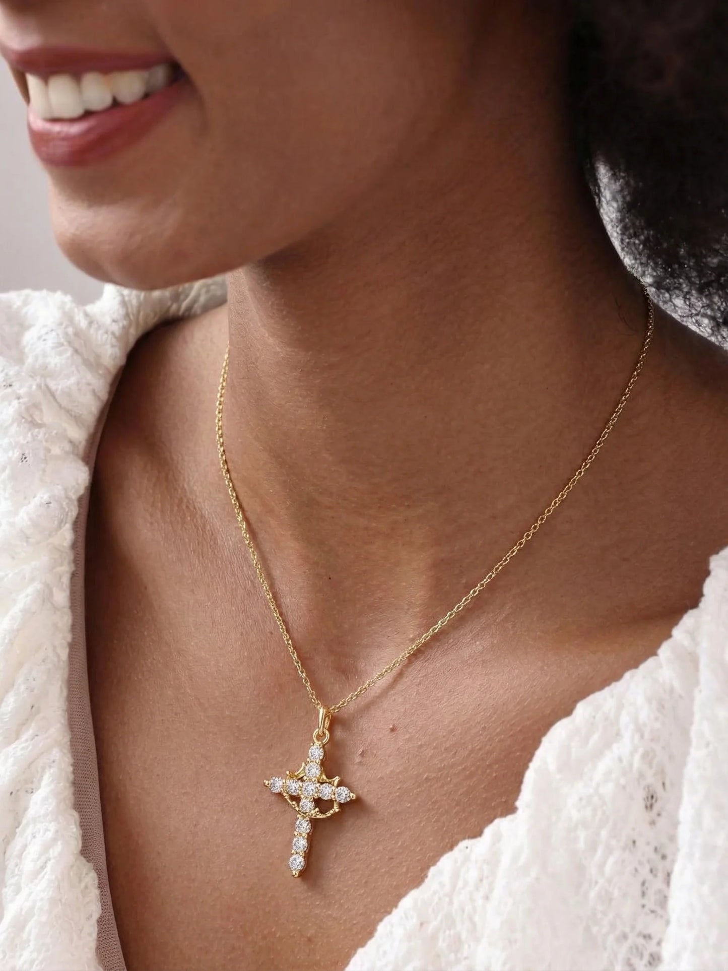 Crowned Faith Halskette getragen – Kreuzkette mit Krone für Glaube und Stärke