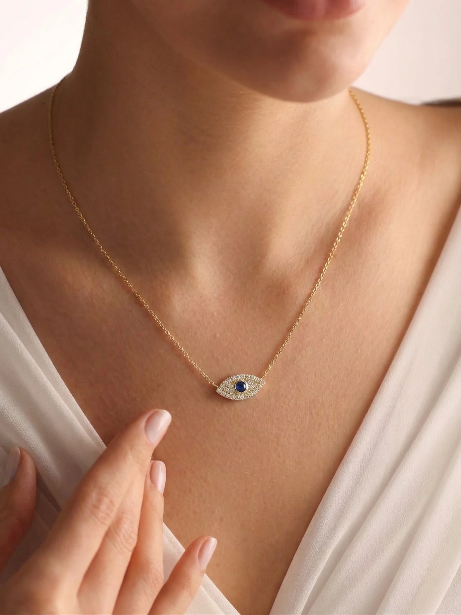 Evil Eye Kette aus 925 Silber – Lifestyle Tragebild | Swaravo
