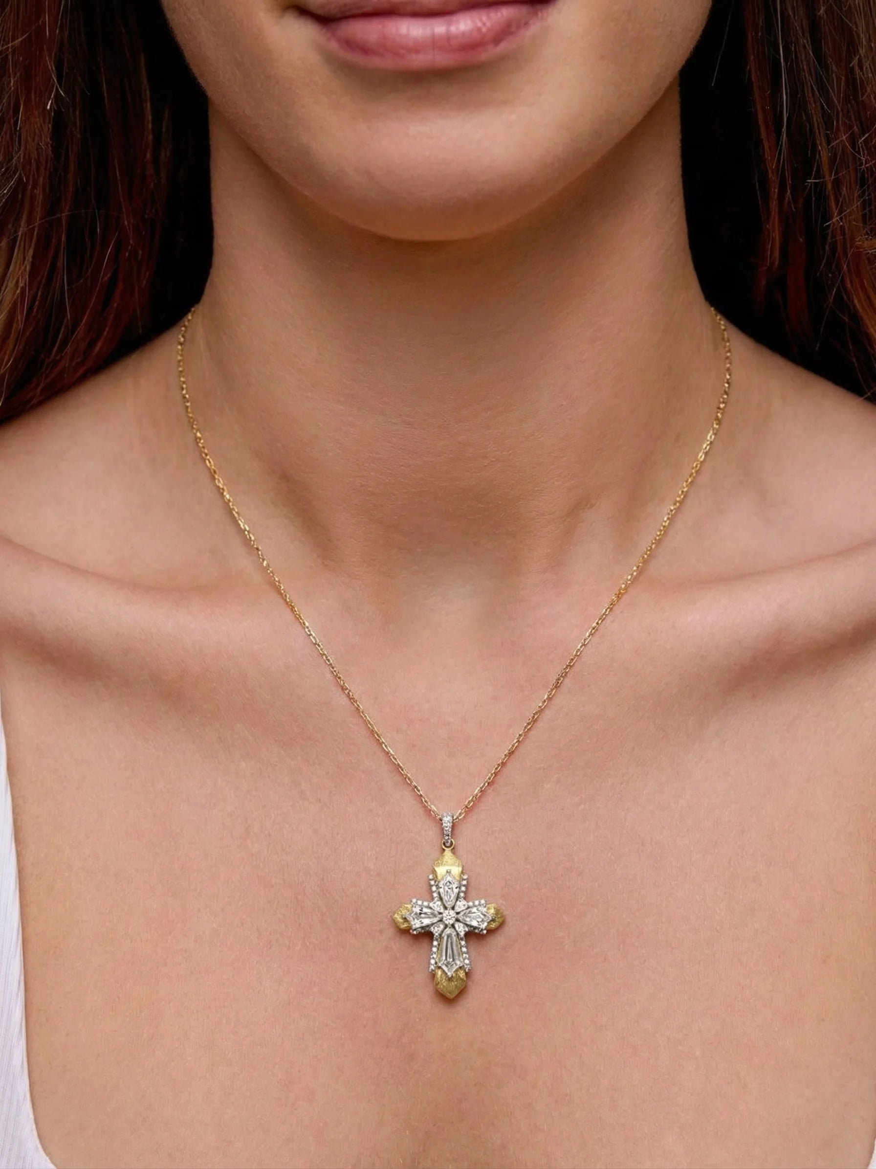 Kreuzanhänger Gold Barock Detail – Voluten & Zirkonia-Steinbesatz 18K| Swaravo