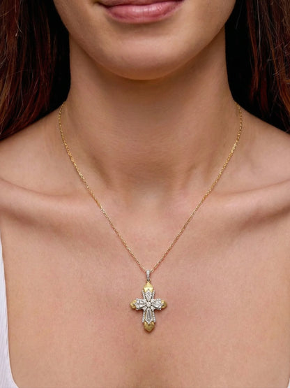 Kreuzanhänger Gold Barock Detail – Voluten & Zirkonia-Steinbesatz 18K| Swaravo