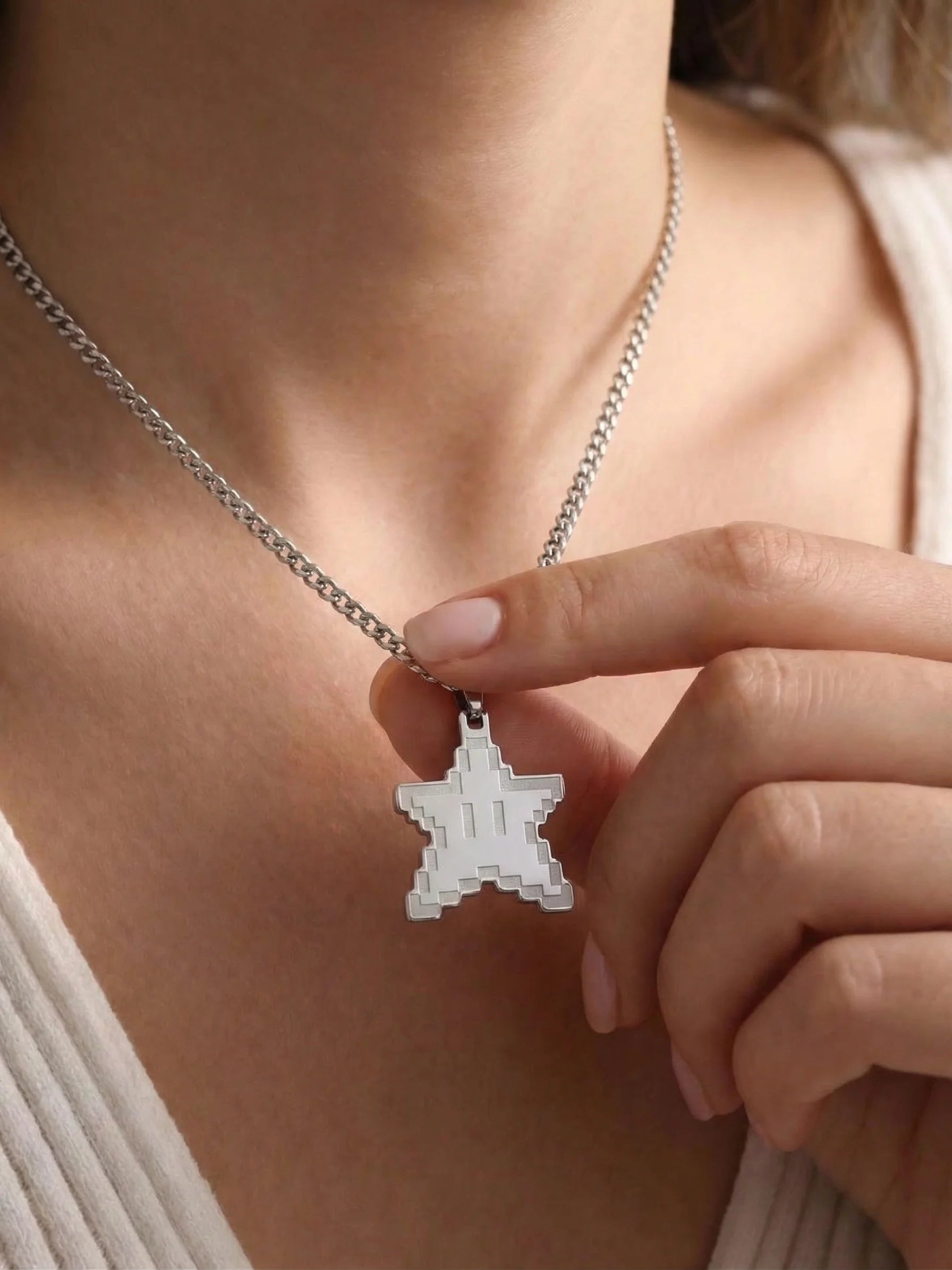 8-Bit Pixel Stern Anhänger aus Edelstahl – Nahaufnahme Gamer Halskette 3 cm