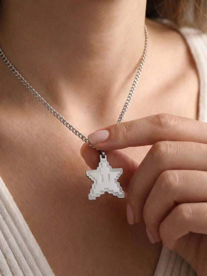 8-Bit Pixel Stern Anhänger aus Edelstahl – Nahaufnahme Gamer Halskette 3 cm