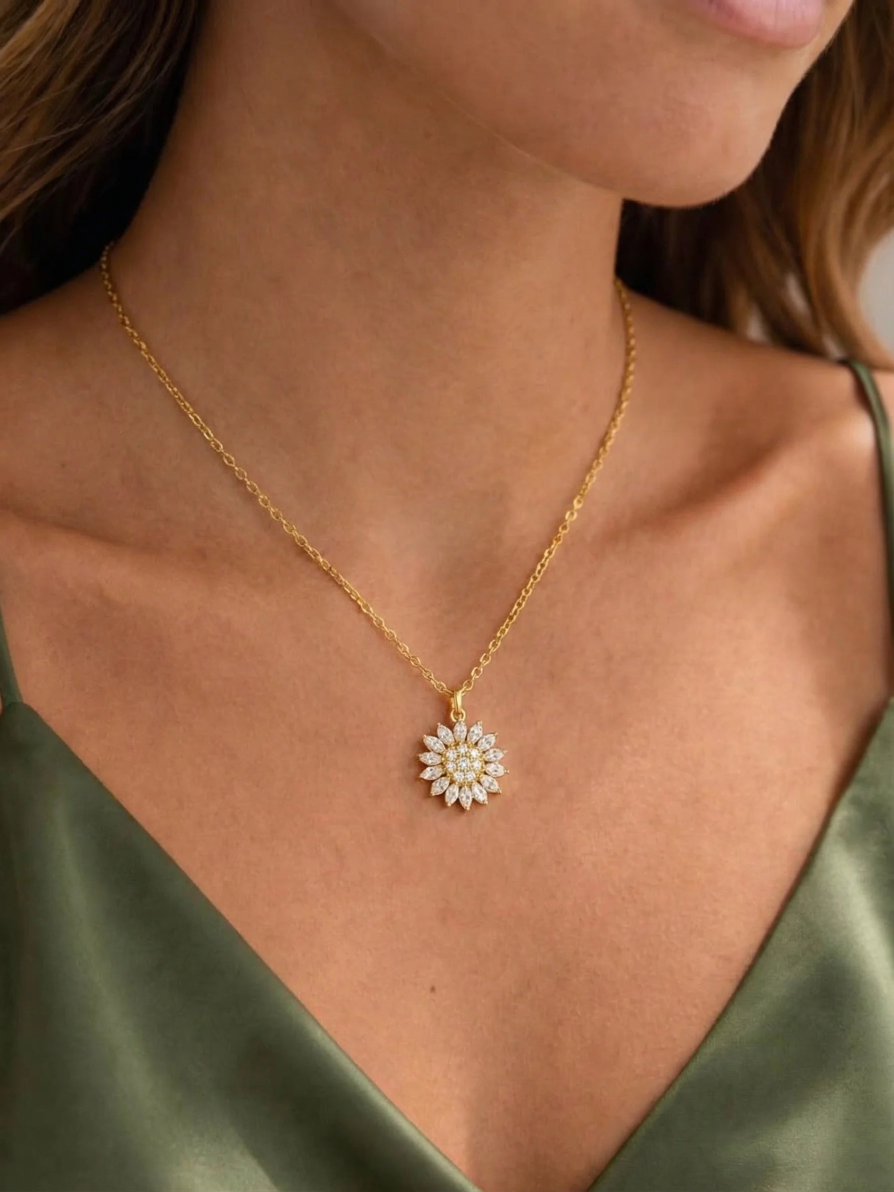 Sonnenblumen Kette mit drehbaren Blueten – Lifestyle Tragebild | Swaravo