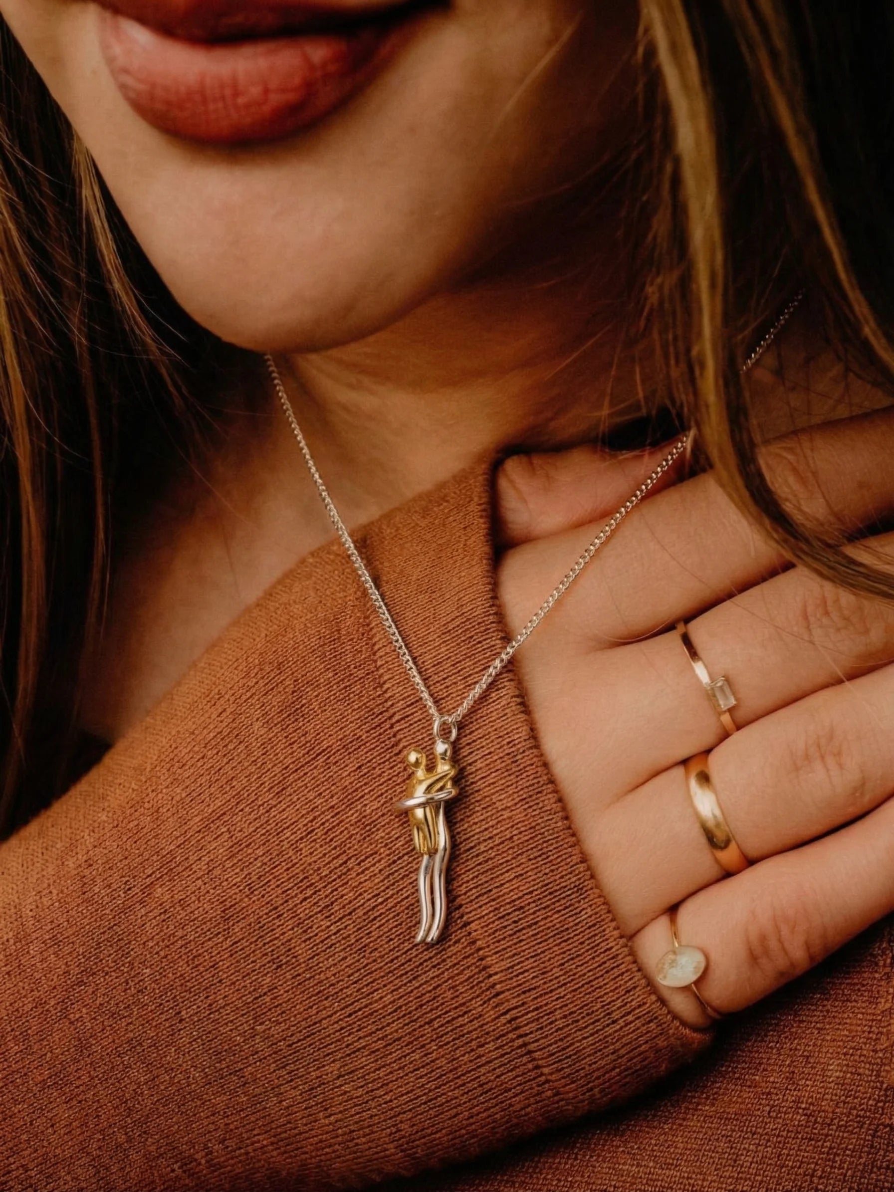 Die Umarmungskette – Lifestyle Tragebild | Swaravo