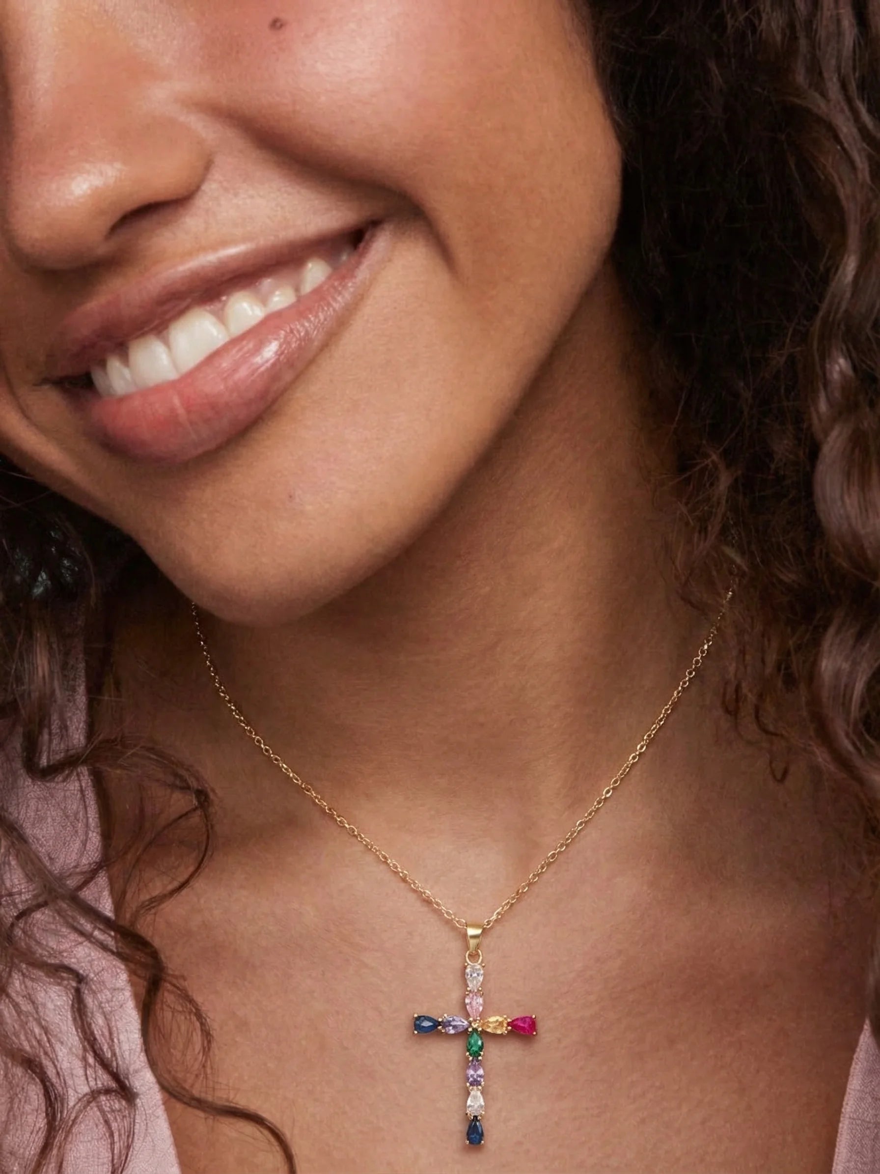 Kreuzkette mit buBunte Kette mit Kreuz – filigrane Zirkonia-Steine an feiner Goldkette, getragen
