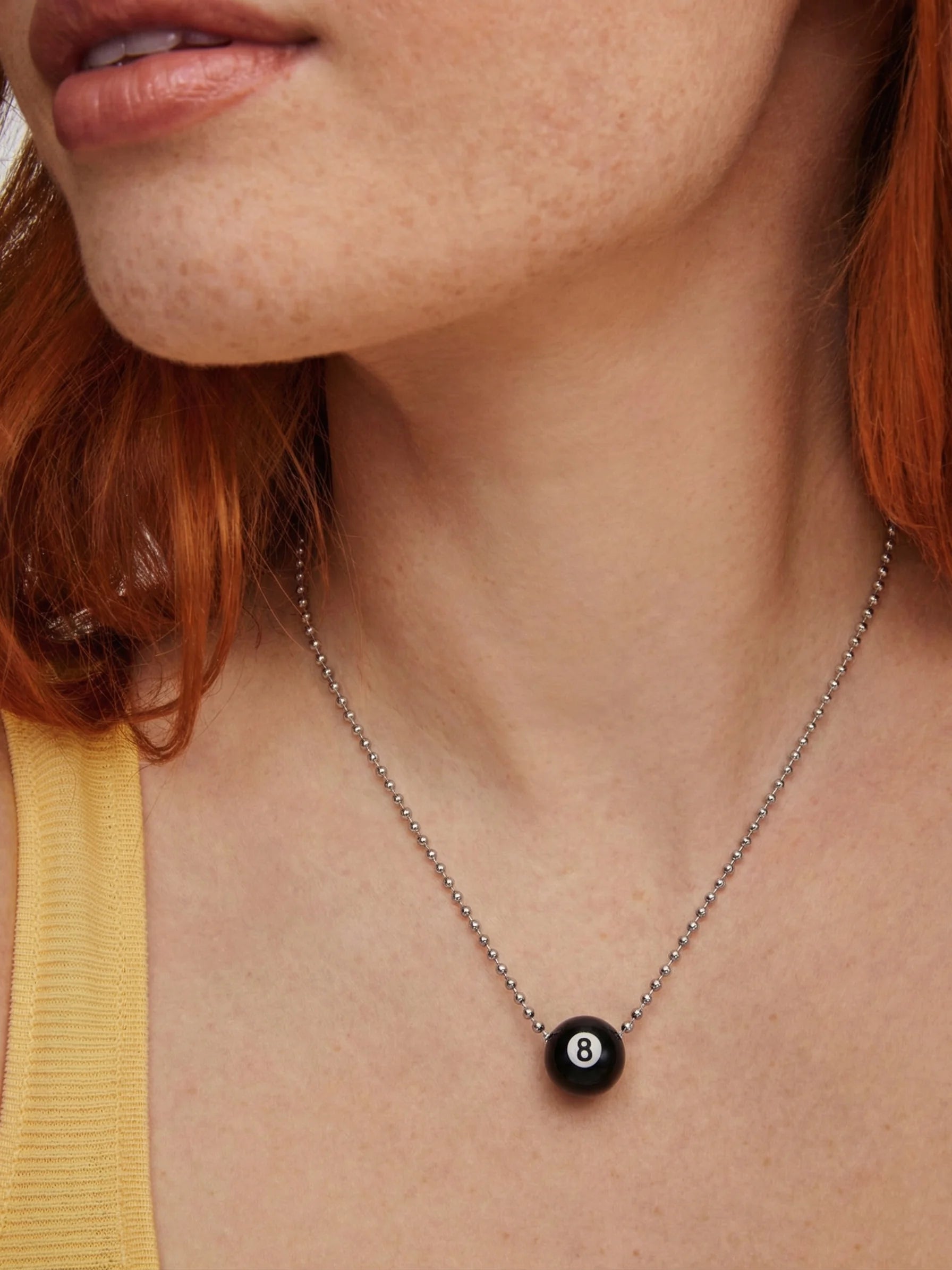Magic 8-Ball Halskette mit Anhaenger - – Styling Ansicht | Swaravo
