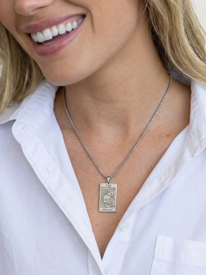 Tarot Karte Kraft VIII Loewe Halskette – Styling Ansicht | Swaravo