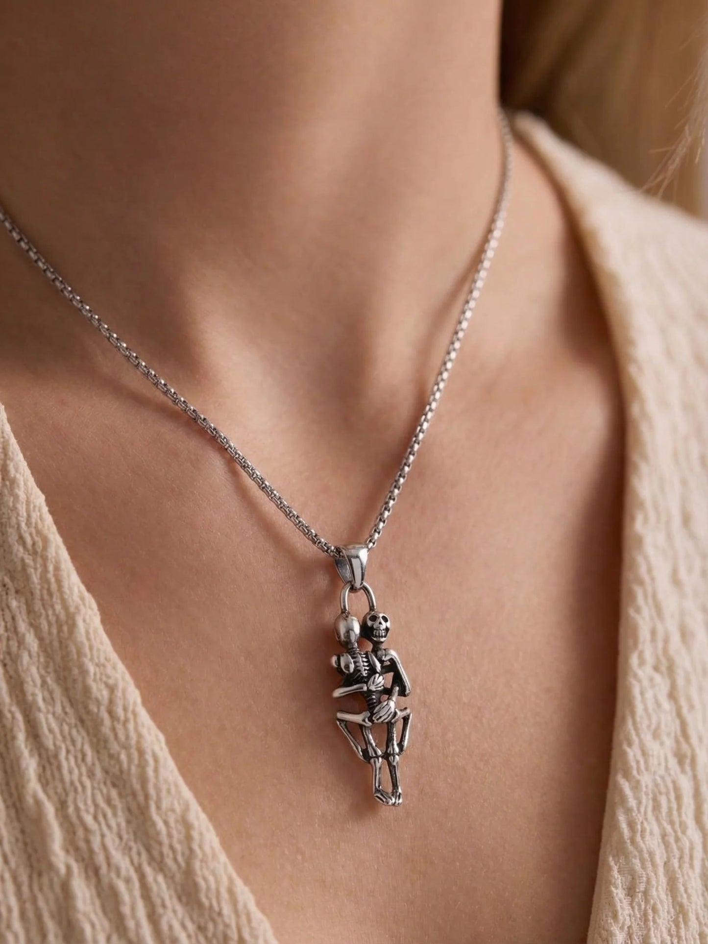 Skull Hug Halskette – Styling Ansicht | Swaravo