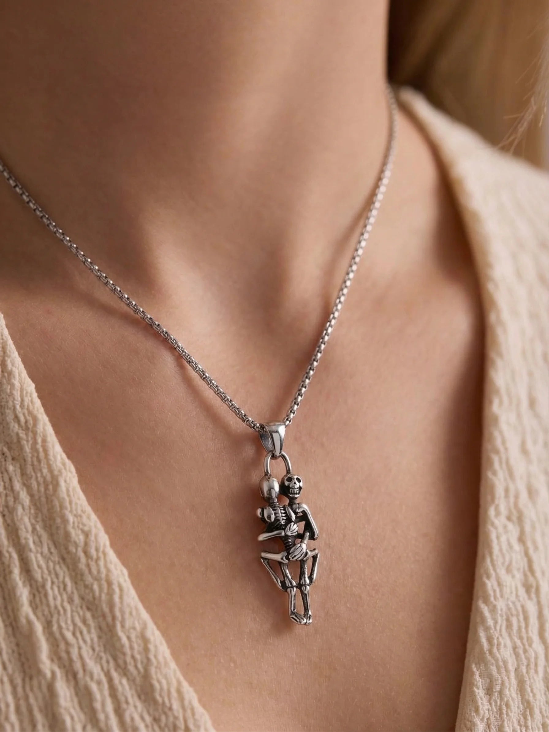 Skull Hug Halskette – Styling Ansicht | Swaravo