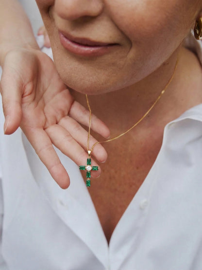 Kreuzkette mit Smaragd-Zirkonia – Styling Ansicht | Swaravo
