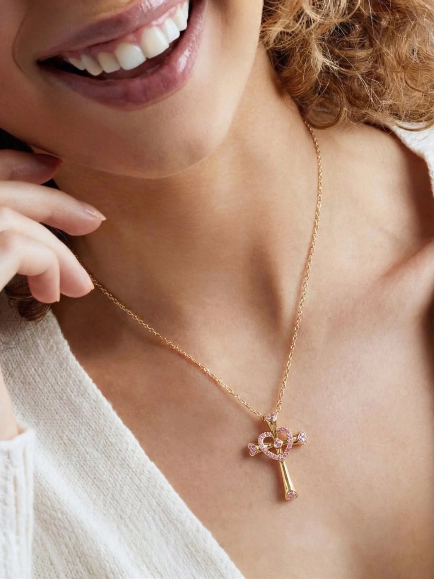 Kreuzkette mit rosa Zirkonia & Herz – Styling Ansicht | Swaravo