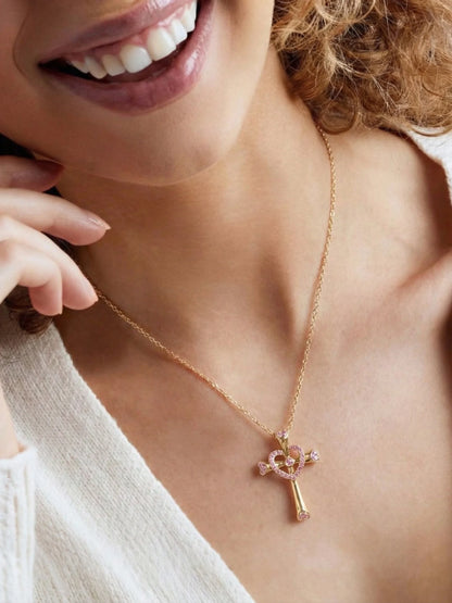 Kreuzkette mit rosa Zirkonia & Herz – Styling Ansicht | Swaravo