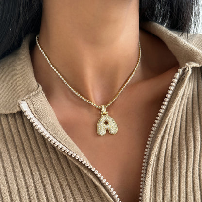 Model trägt die ICY Bubble Buchstaben-Halskette in Gold – ein eleganter, personalisierter Schmuck für jeden Anlass