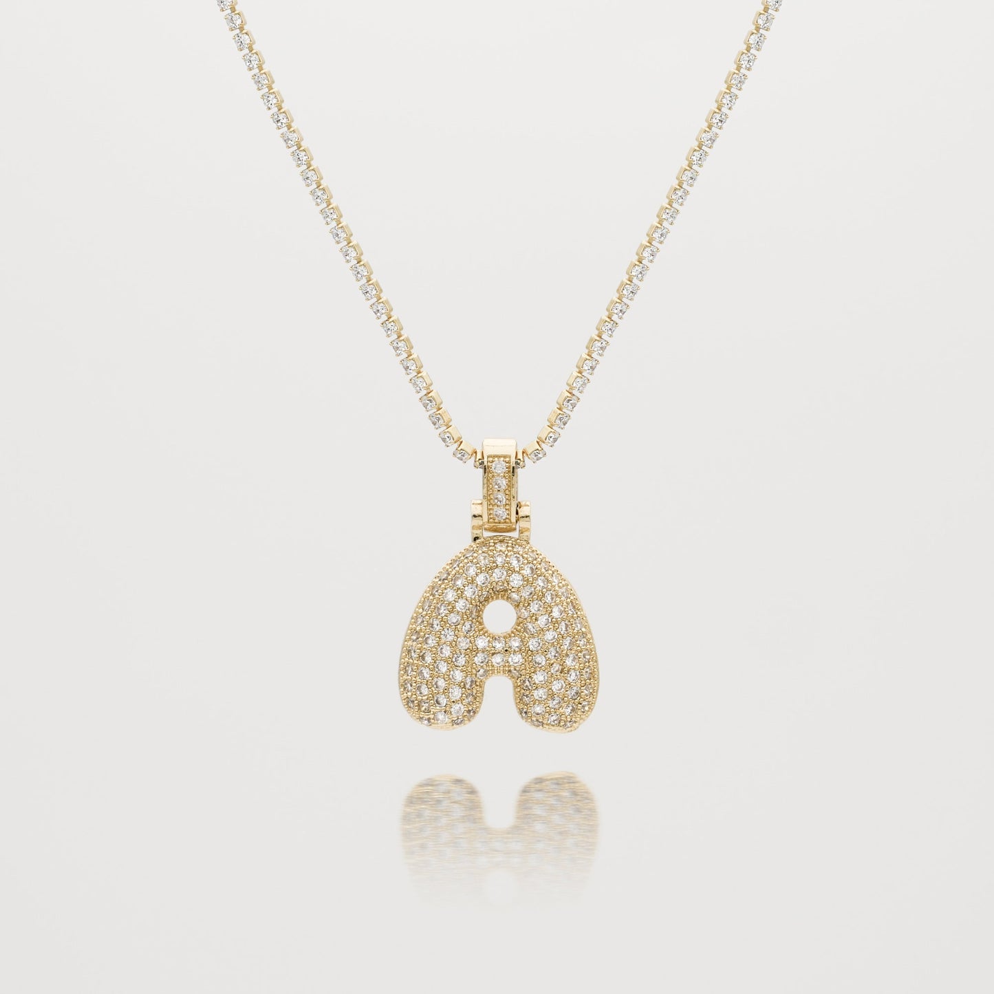 Personalisierte ICY Bubble Halskette mit Buchstabenanhänger in 18k Gold, verziert mit funkelnden Zirkonia-Steinen