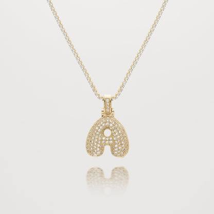 Personalisierte ICY Bubble Halskette mit Buchstabenanhänger in 18k Gold, verziert mit funkelnden Zirkonia-Steinen