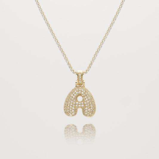 Personalisierte ICY Bubble Halskette mit Buchstabenanhänger in 18k Gold, verziert mit funkelnden Zirkonia-Steinen