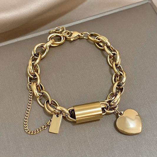 Goldenes Bold & Chunky Chain Heart Armband von Swaravo, auffälliges Design mit Herzanhängern und Ketten
