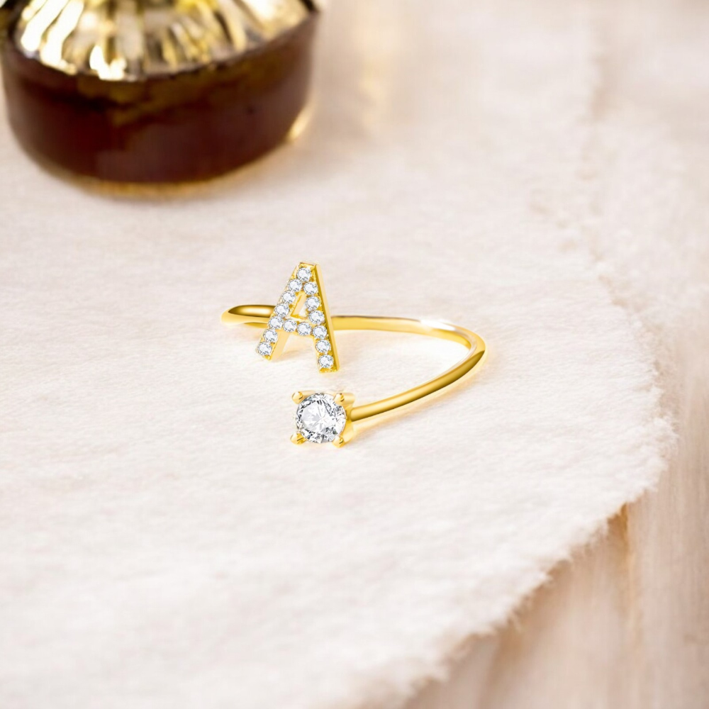 Detailaufnahme des Swaravo Initialen-Rings mit dem Buchstaben A – fein gefasst mit funkelnden Zirkonia-Steinen in elegantem Design