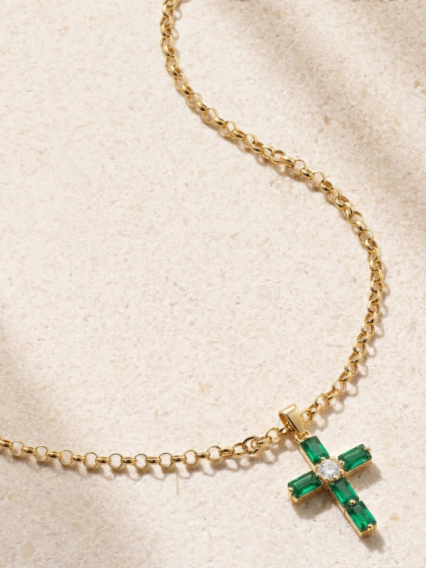 Collier croix avec zircon cubique vert émeraude – symbole de foi & de force | Swaravo