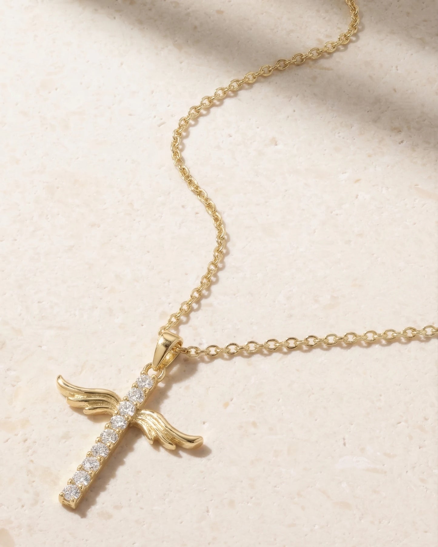 Collier croix ailes d'ange avec zircon cubique scintillant | Swaravo