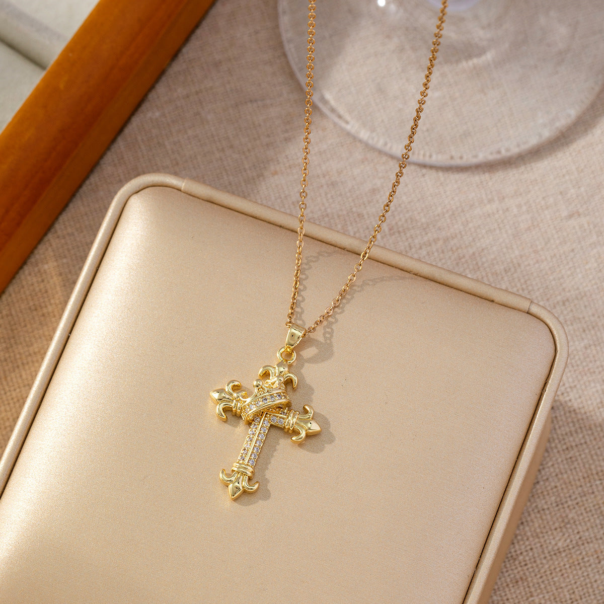 Vergoldete Kreuzkette mit fein graviertem Lilien-Design