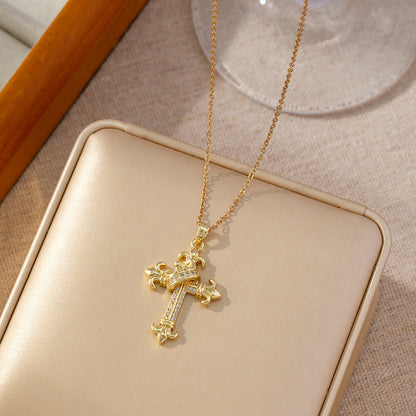 Vergoldete Kreuzkette mit fein graviertem Lilien-Design