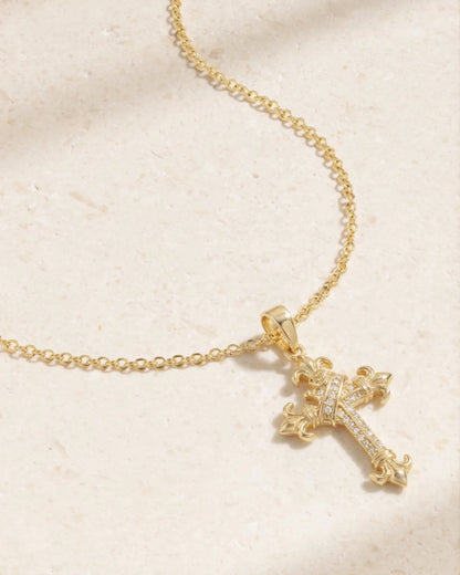 Collier croix lys et couronne – plaqué or, étincelant | Swaravo