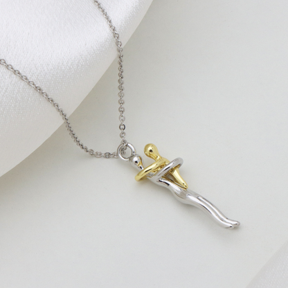 Zärtliche Szene mit Mama & Baby Halskette – Schmuckstück voller Wärme, Liebe und Schutz, ideal als Erinnerung an die Geburt.