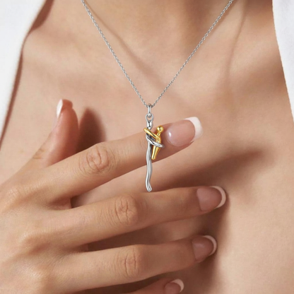 Frau trägt Mama & Baby Halskette – eleganter Schmuck zur Geburt oder als Geschenk zum ersten Muttertag.