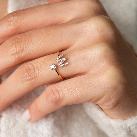 Nahaufnahme einer Frau, die den Swaravo Initialen-Ring in Gold trägt – elegant und feminin mit persönlicher Note