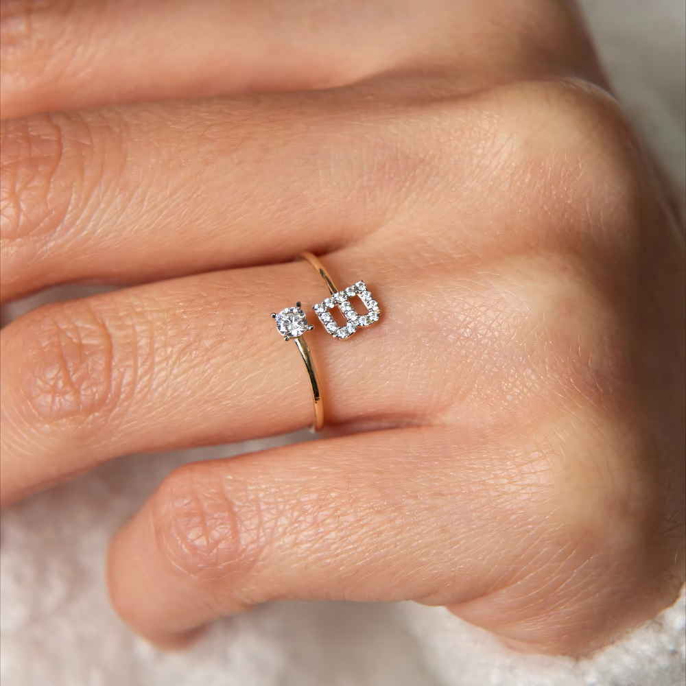 Frau trägt den goldenen Swaravo Initialen-Ring bei Alltagsaktivitäten – dezenter Glanz für jeden Moment