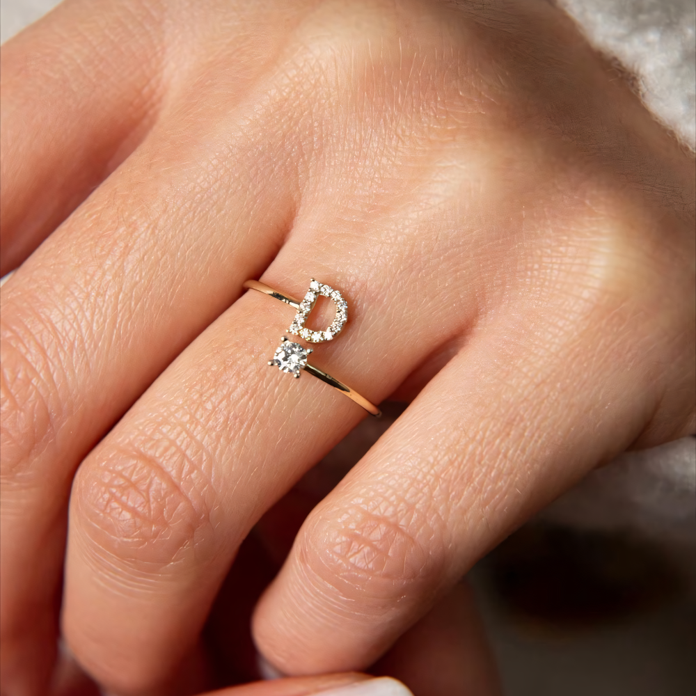 Detailaufnahme einer Handbewegung mit dem Swaravo Initialen-Ring – ein funkelndes Statement für emotionale Verbundenheit