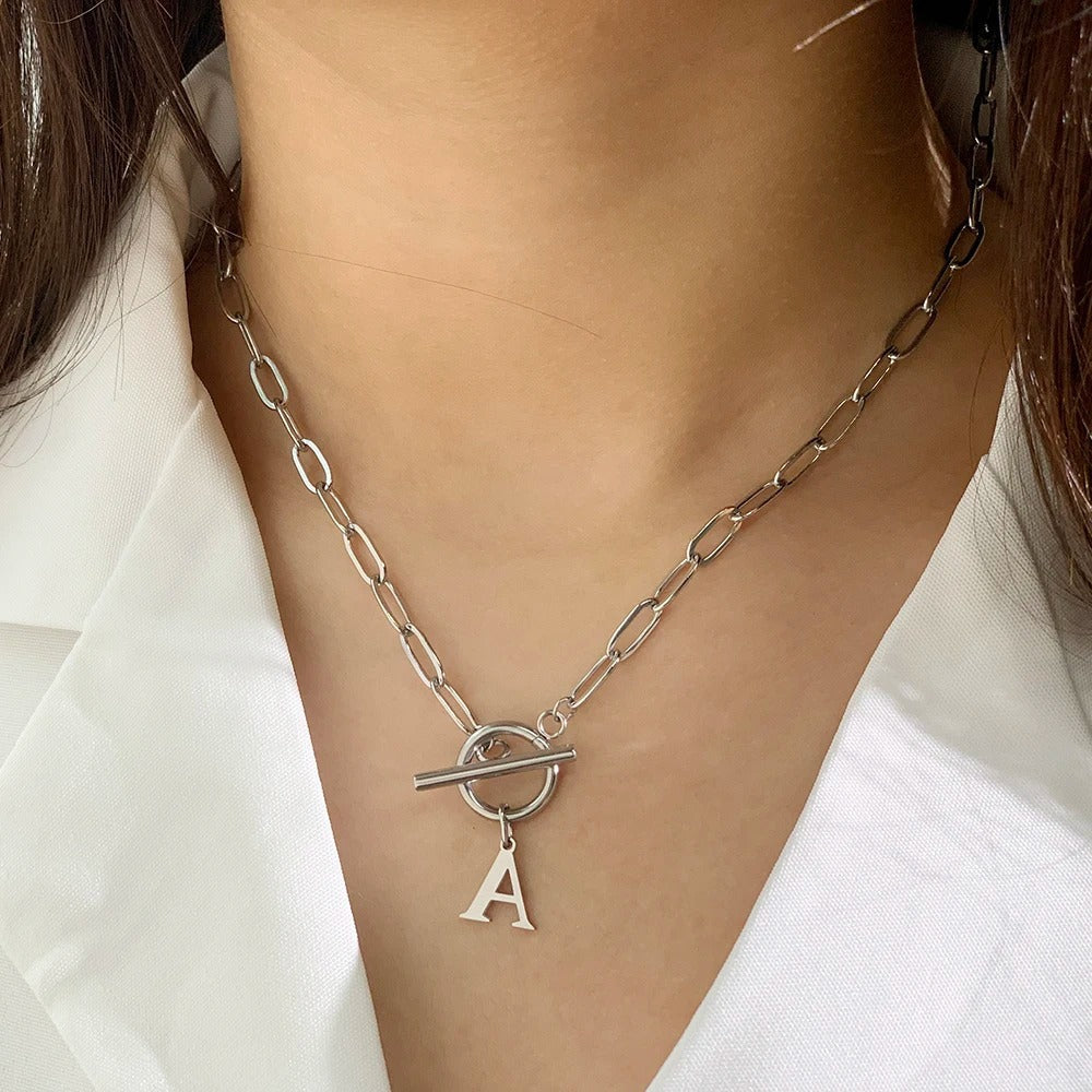 Model trägt die Swaravo Paperclip-Halskette mit persönlicher Initiale – moderner Statement-Schmuck für jeden Anlass