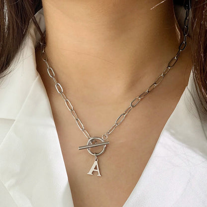 Model trägt die Swaravo Paperclip-Halskette mit persönlicher Initiale – moderner Statement-Schmuck für jeden Anlass