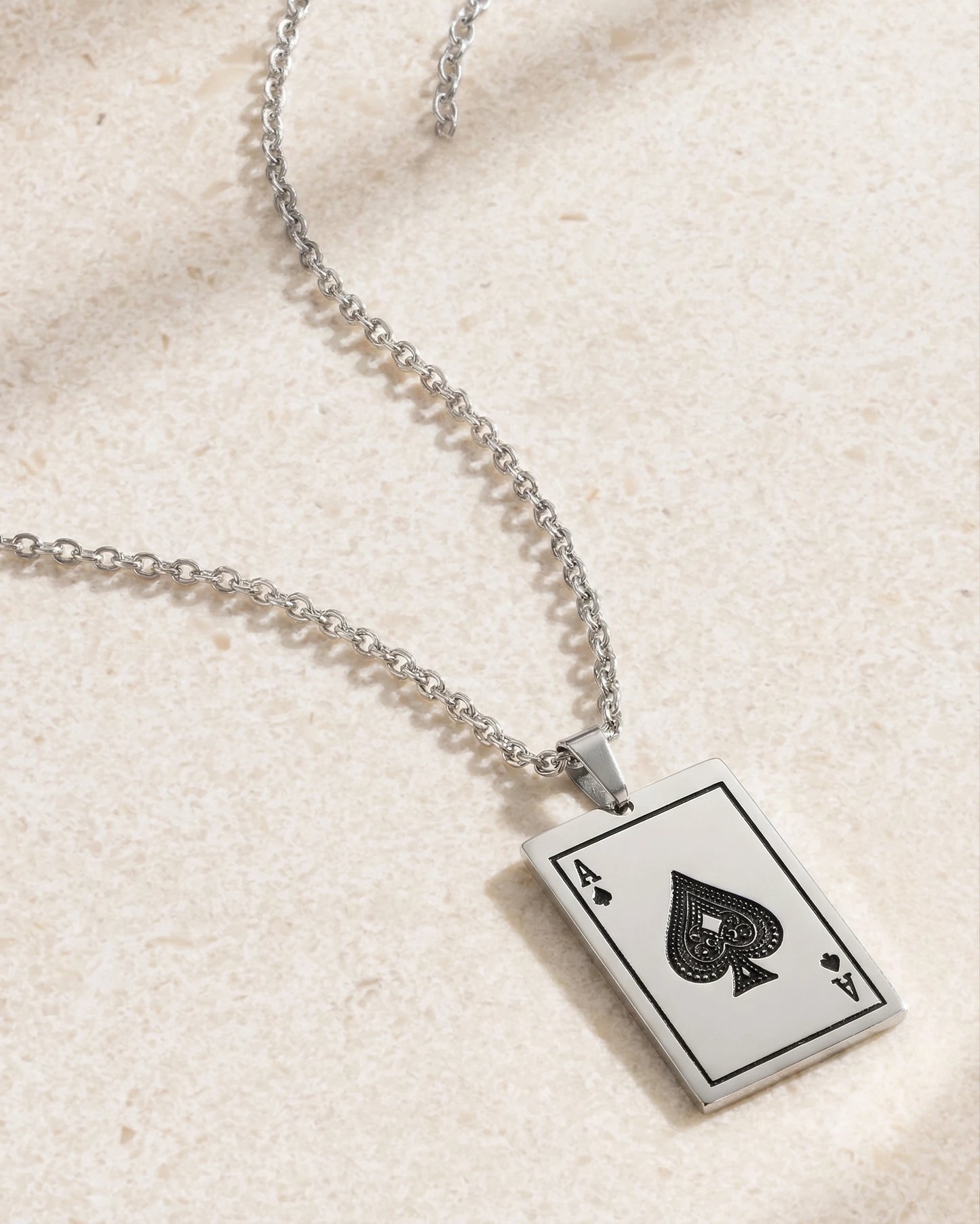Collier As de Pique – Symbole de puissance, de destin et de nouveaux départs | Swaravo