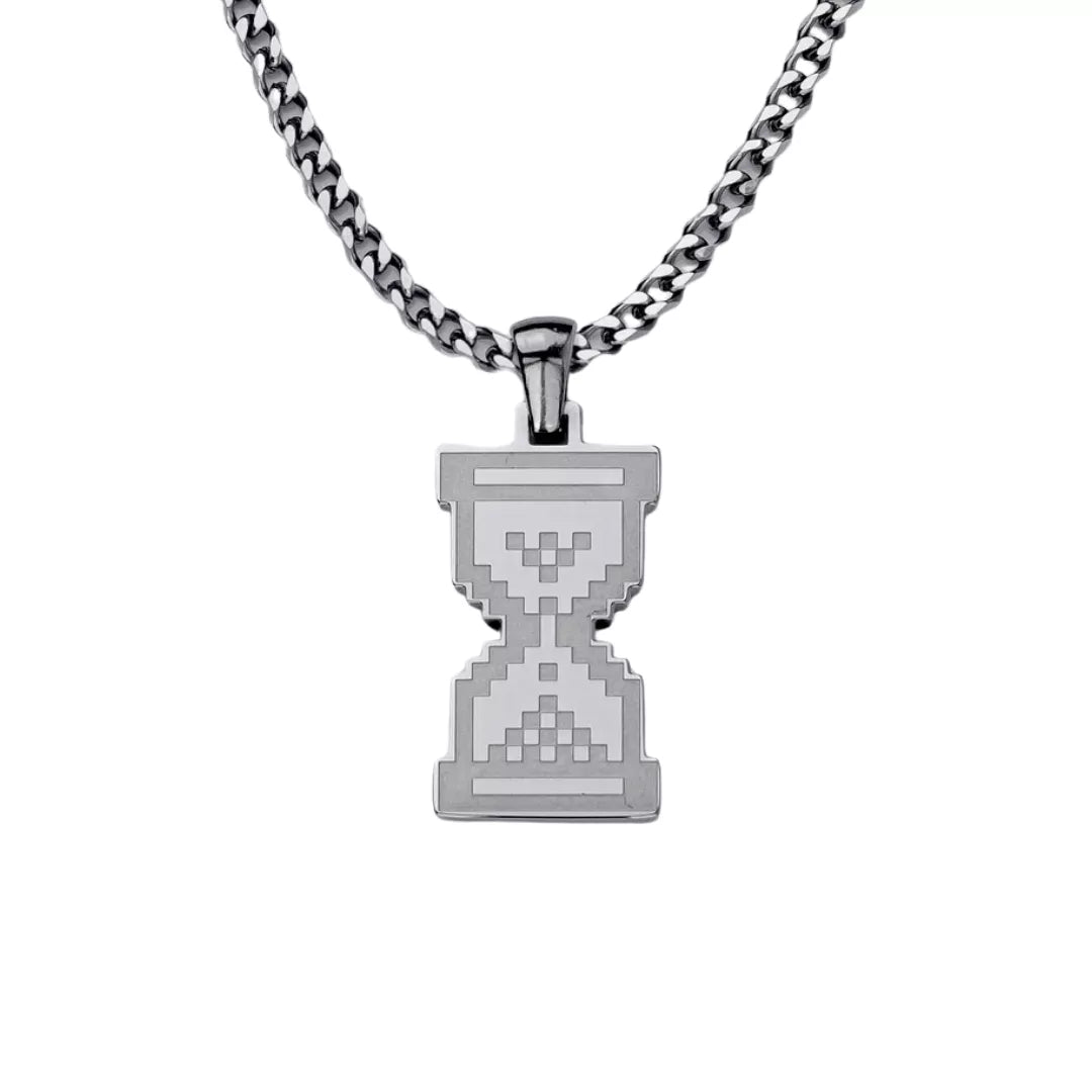 Pixel Sanduhr Kette „Cherish Time“ aus Edelstahl in Silber – modernes Design mit pixeliger Sanduhr, Symbol für Zeit, Mut und Achtsamkeit.