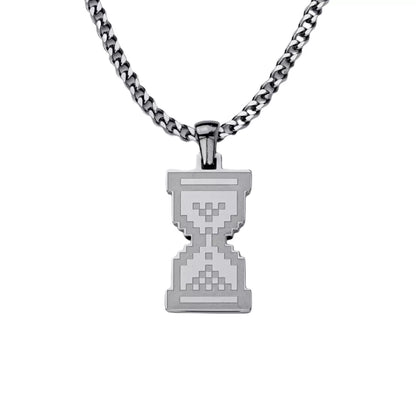 Pixel Sanduhr Kette „Cherish Time“ aus Edelstahl in Silber – modernes Design mit pixeliger Sanduhr, Symbol für Zeit, Mut und Achtsamkeit.